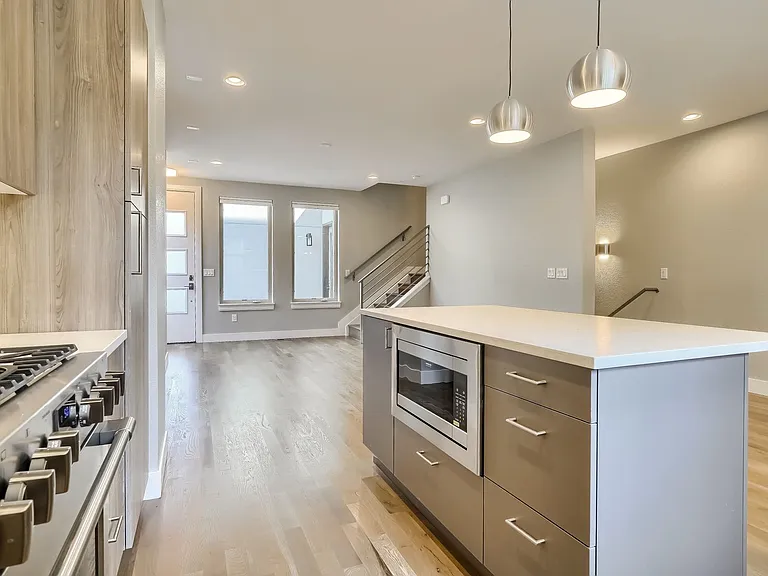 718 W 1st Ave — Photo 17
