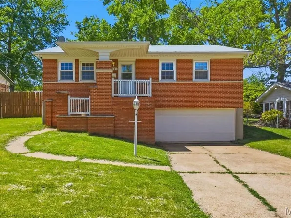 9745 Radio Dr, Saint Louis, MO 63123