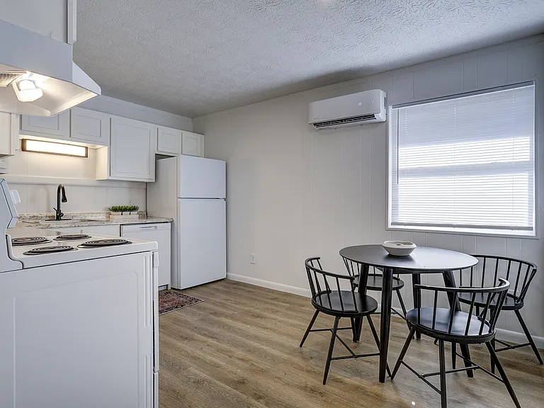 822 Carolina Dr — Photo 2