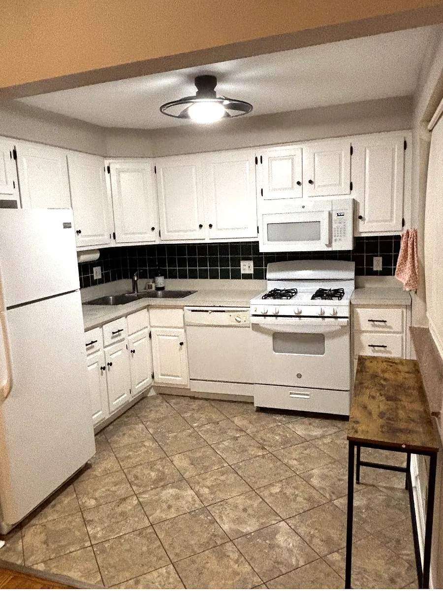 Building Photo - 4186 Larchview Dr