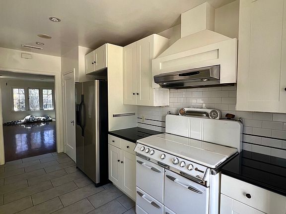 4th image of 1152 N Sycamore Ave