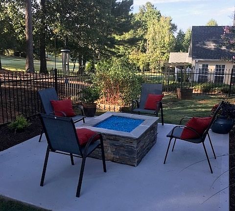 Gas fire pit