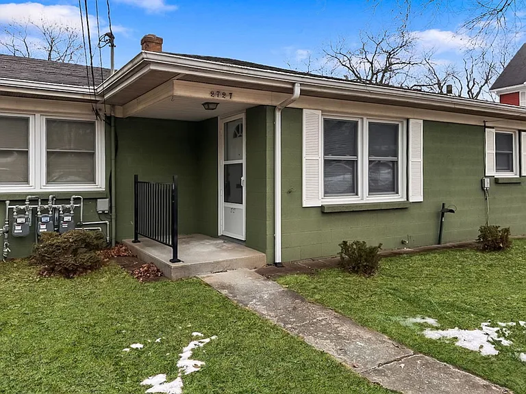 2725 S Burdick St — Photo 1
