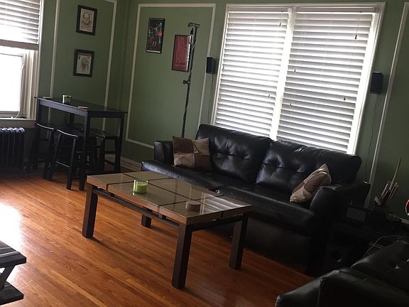 Living room, fully furnished.