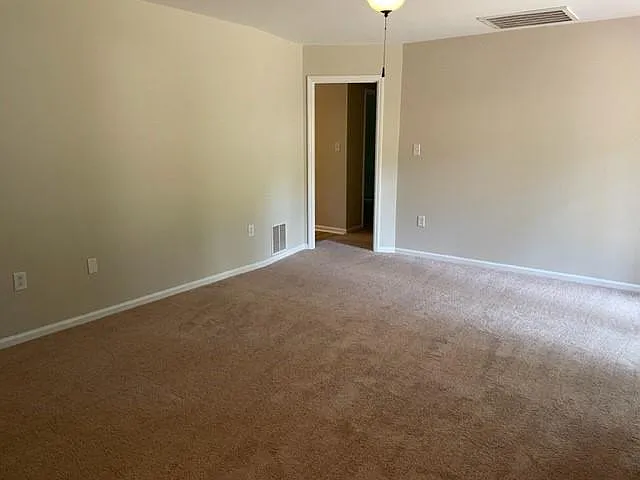 3 bed, 1728 sqft, $2,450 — Photo 3