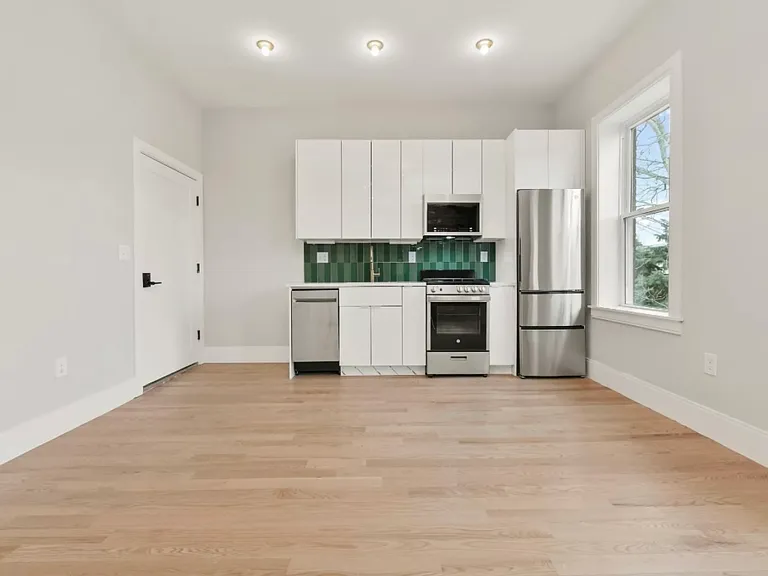 127 Saratoga St #2 — Photo 4