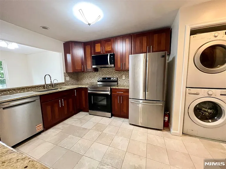 555 Ridge Ln — Photo 10