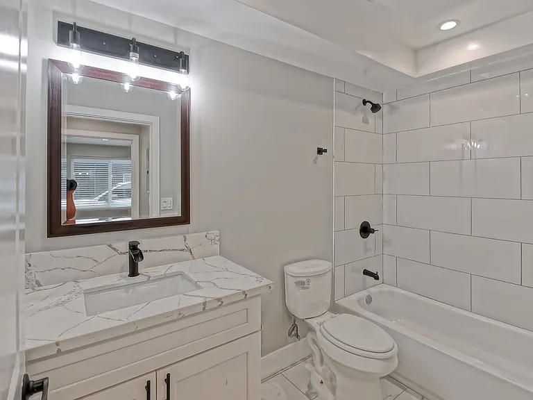 1923 Vanderbilt Ln — Photo 11