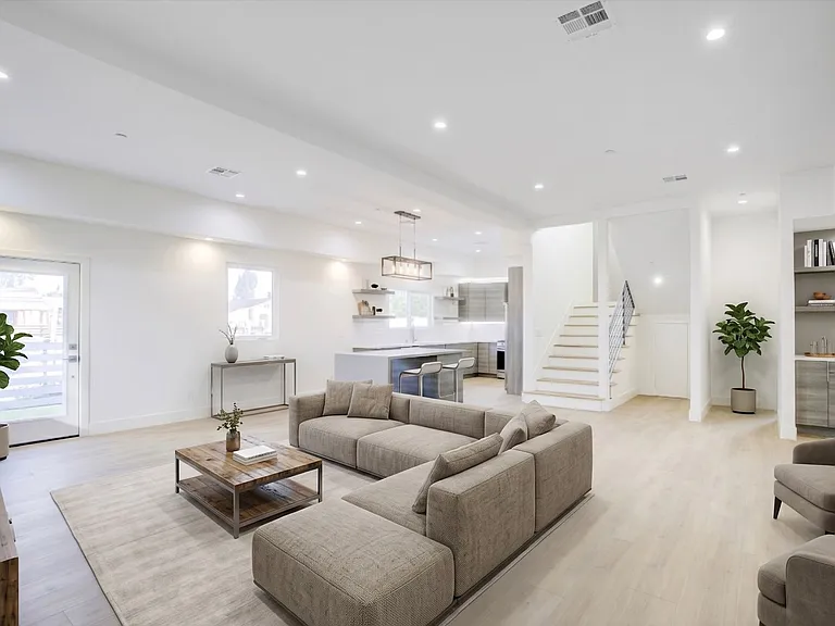 5639 Riverton Ave — Photo 2