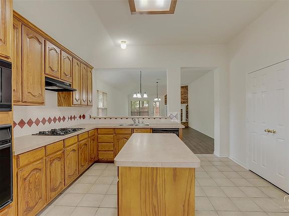4th image of 8304 Twin Oaks Dr