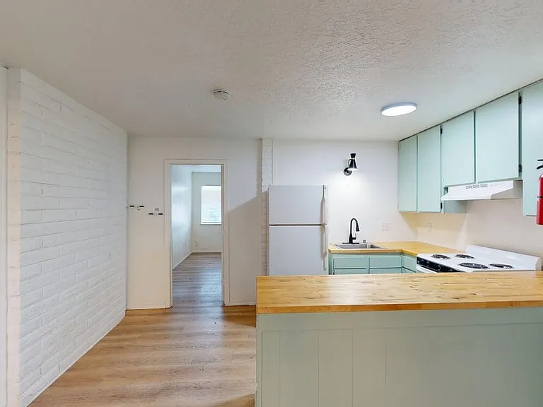 Updated and Very Private 1 Bedroom Apt with a Yard — Photo 12