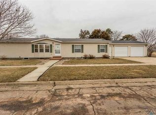 101 S Lincoln St, Lennox, SD 57039