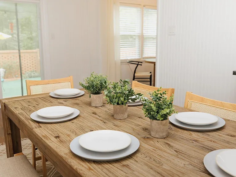 Dining Room w/ 6 seats & 3 barstools