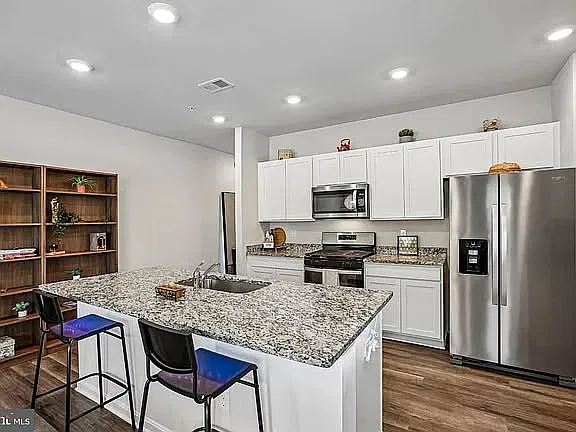 4 bed, 1937 sqft, $3,100 — Photo 4