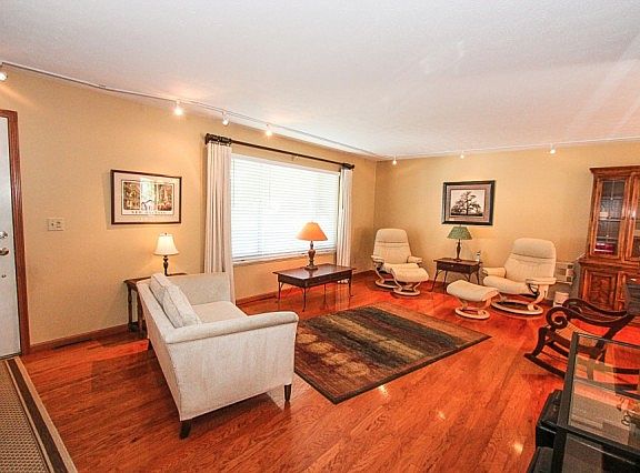 3rd image of 1674 Devonshire Dr