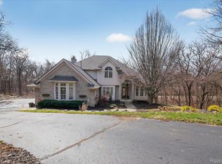 10384 Overhill Dr, Brighton, MI 48114