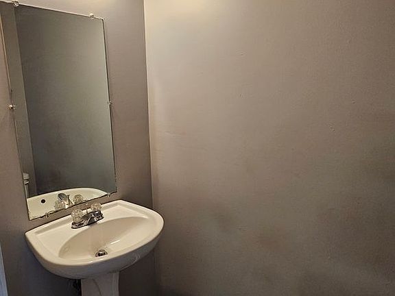 5th image of 914 Kingsbury Dr APT A