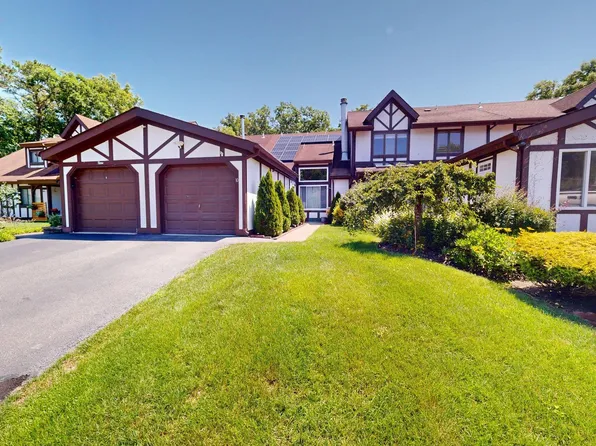10 Amesworth Court, Middle Island, NY 11953