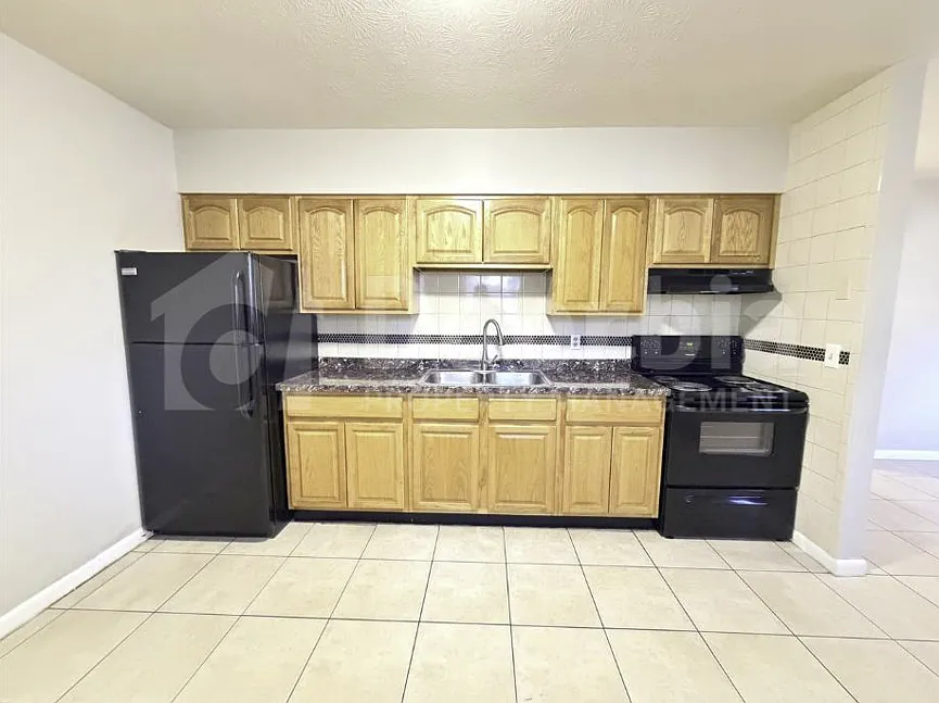 Charming 2-Bedroom, 1-Bath Duplex with Spacious Backyard — Photo 3