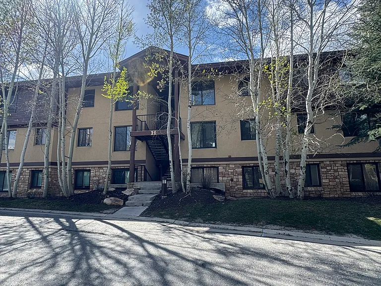 1600 Pinebrook Blvd #H1 — Photo 1