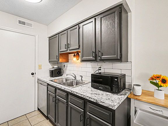 2nd image of 1060 Oakwood Ct APT 3