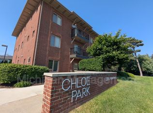2725 E Maple Rd, Birmingham, MI 48009