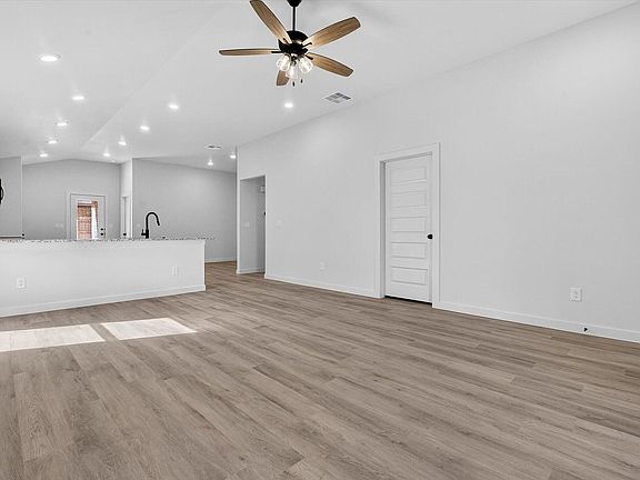 4th image of 2419 Aberdeen Ave