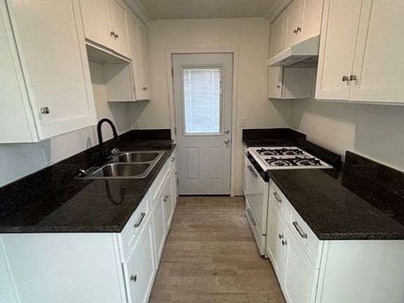 3rd image of 1305 1/2 Washington Ave #1305-1/2