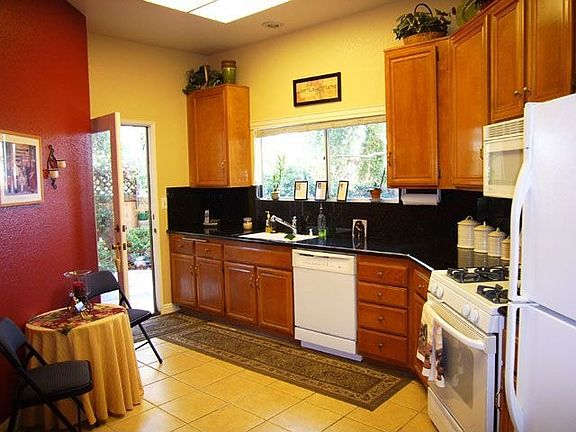 Airy kitchen and lots of storeage space