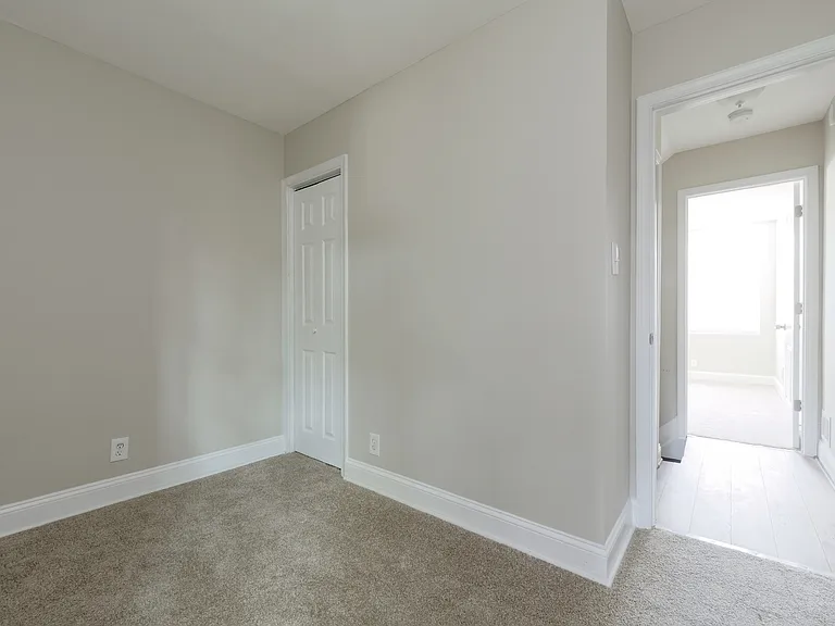 2318 Hunter St — Photo 14