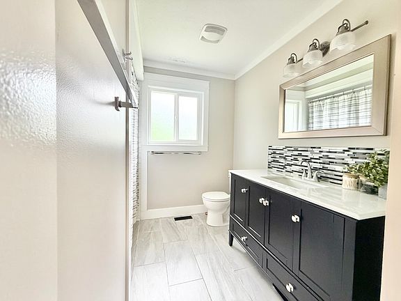 3rd image of 21224 Mountview Cres