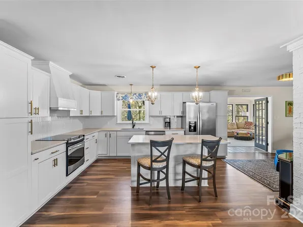 2052 10th Street Pl NW, Hickory, NC 28601