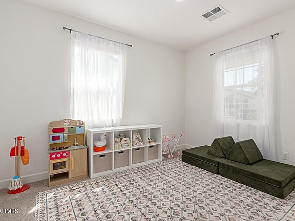 4th image of 584 E HAZELNUT Lane