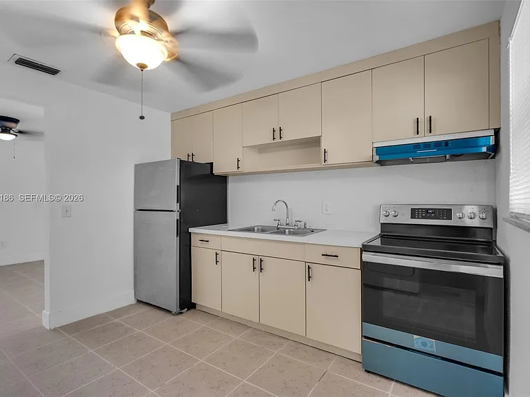 124 SE 2nd Ter #1-2 — Photo 8