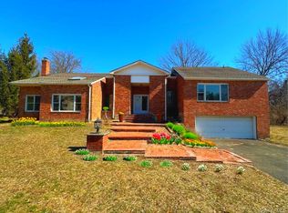 106 Woods Dr, Roslyn, NY 11576