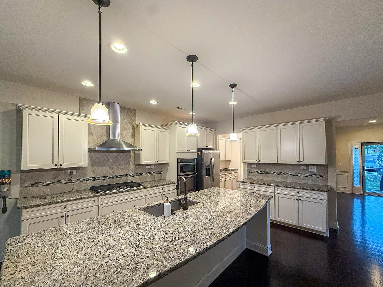 5 bed, 4.5 bath, 3536 sqft, $3,395 — Photo 2
