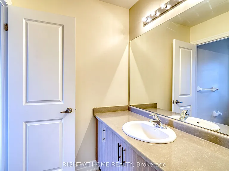 17 Mercury Ave — Photo 27
