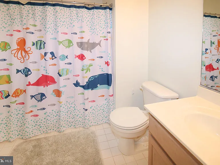 18400 Lanier Island Sq — Photo 32