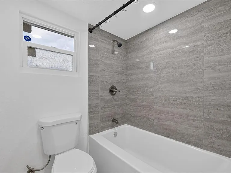 10004 N 25th St — Photo 30