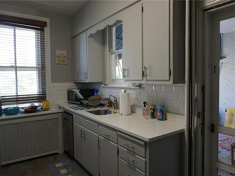 76 W Market St — Photo 3