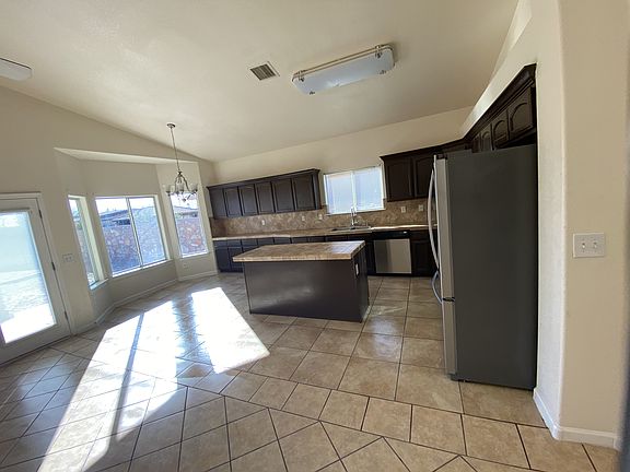 5th image of 712 Phil Hansen Dr