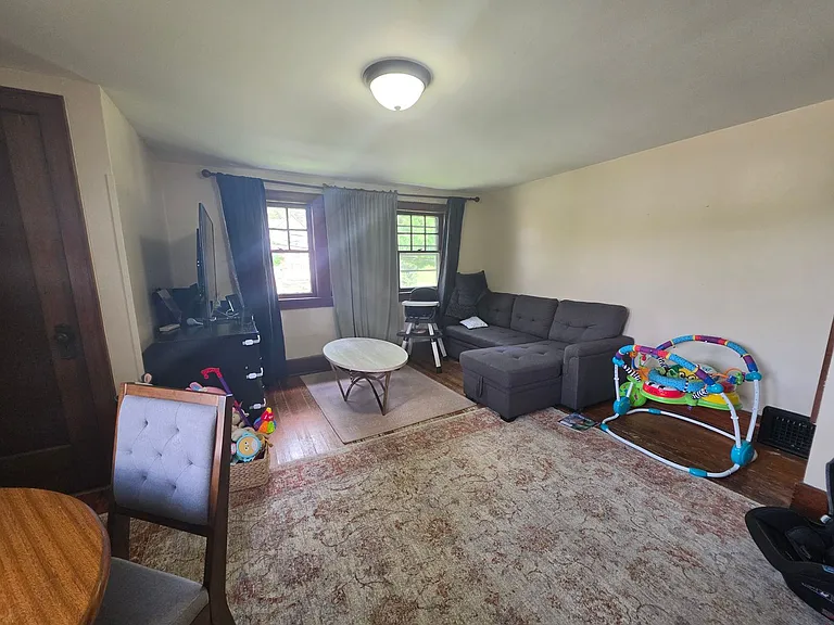 308 S Willow St — Photo 3