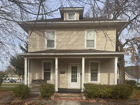 616 W Water St, Decorah, IA 52101