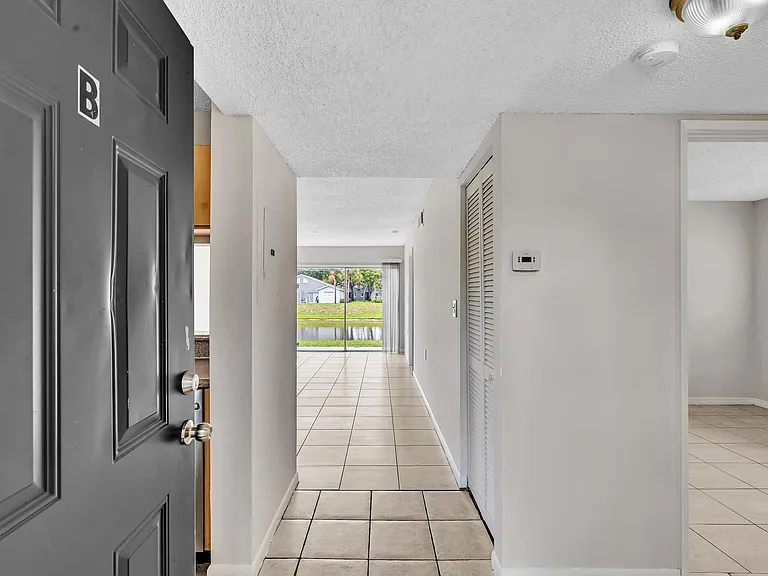 1020 Lake Victoria Dr #B — Photo 7