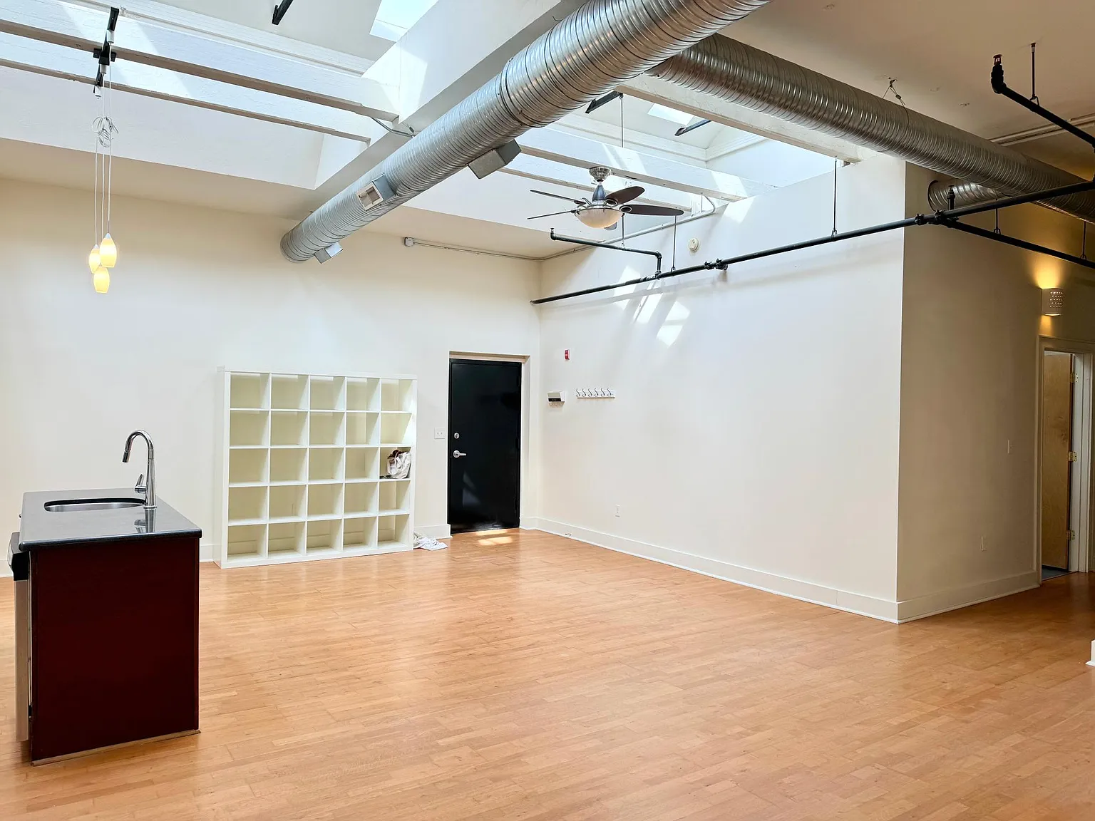 1 bed, 1070 sqft, $2,350 — Photo 3