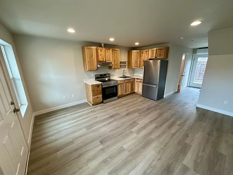 450 SE Lilly Ave #1 — Photo 2