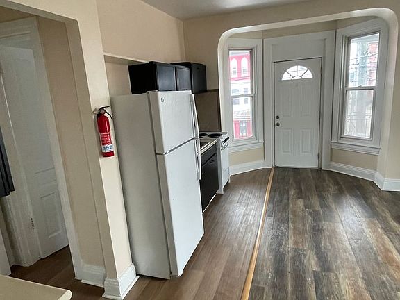 4th image of 669 W King St APT 2B