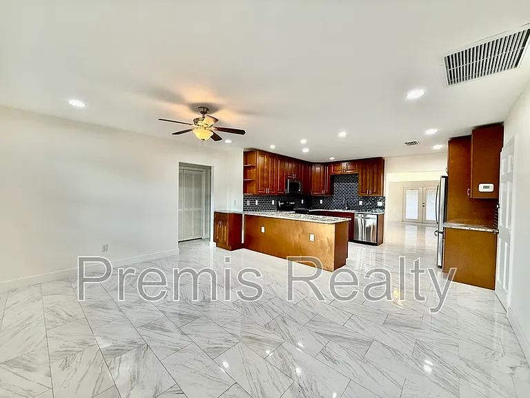 2014 Pinehurst Dr — Photo 2