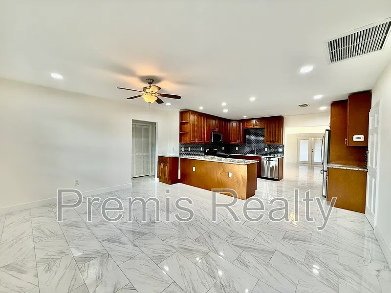Building Photo - 2014 Pinehurst Dr