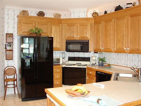 Lots of counter space in the kitchen